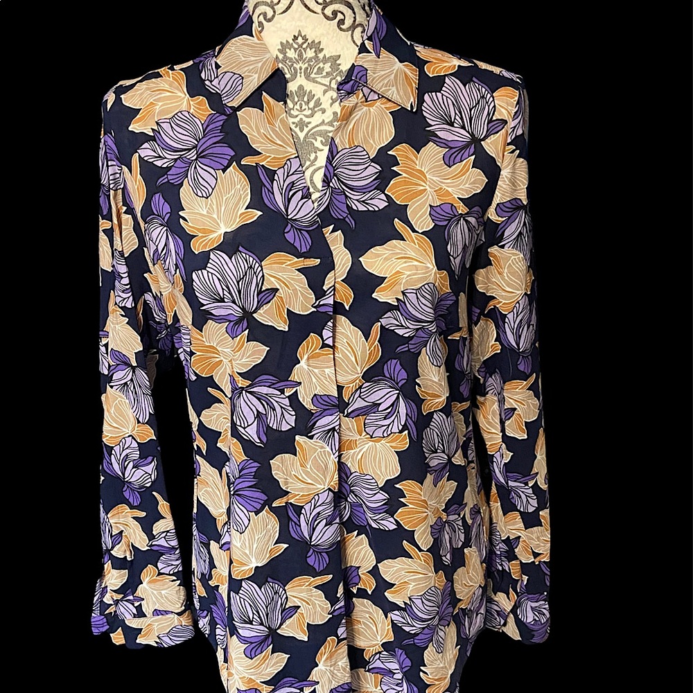 Fitted, button down woman’s shirt from Olsen